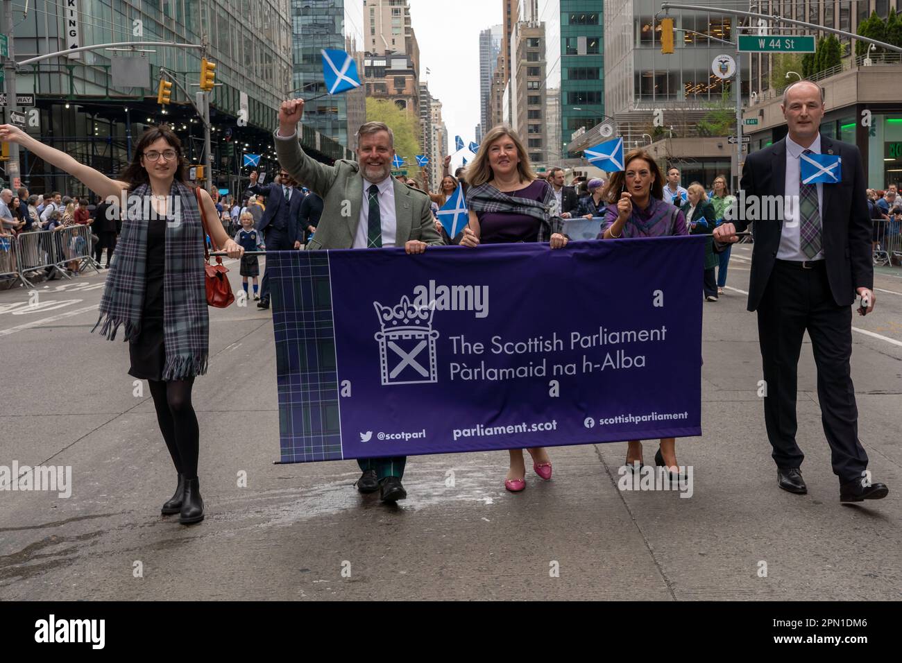 New York, États-Unis. 15th avril 2023. Angus Robertson (2L) et d'autres députés écossais défilent sur la Sixième Avenue lors de la parade annuelle du jour du tartan de 25th à Manhattan. Crédit : SOPA Images Limited/Alamy Live News Banque D'Images