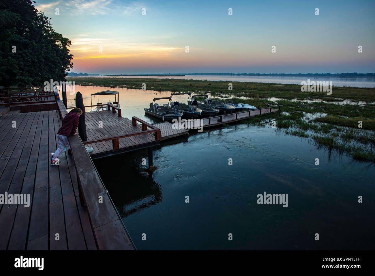 Fille regardant la rivière ci-dessous, Royal Zambèze Lodge, Zambie, Afrique Banque D'Images