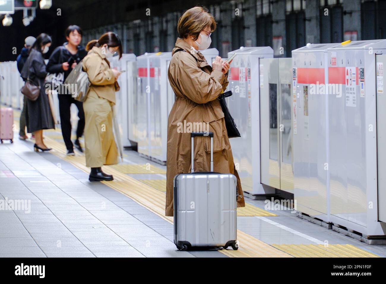 Tokyo, Japon. 15th avril 2023. Les gens attendent des trains sur la plate-forme de la gare JR Tokyo. Crédit : SOPA Images Limited/Alamy Live News Banque D'Images