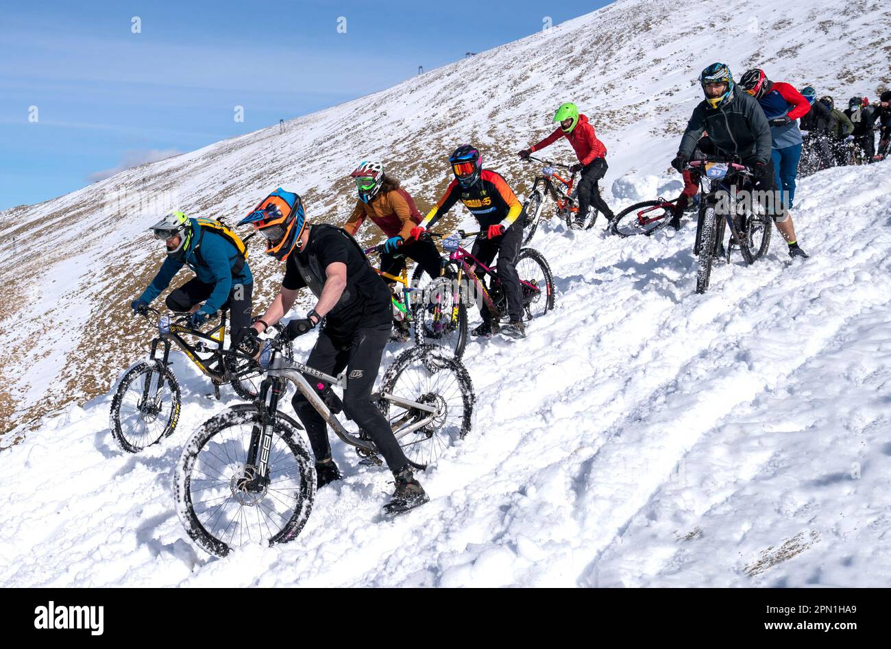 Les cyclistes prennent part à MacAvalanche, une course de VTT de départ