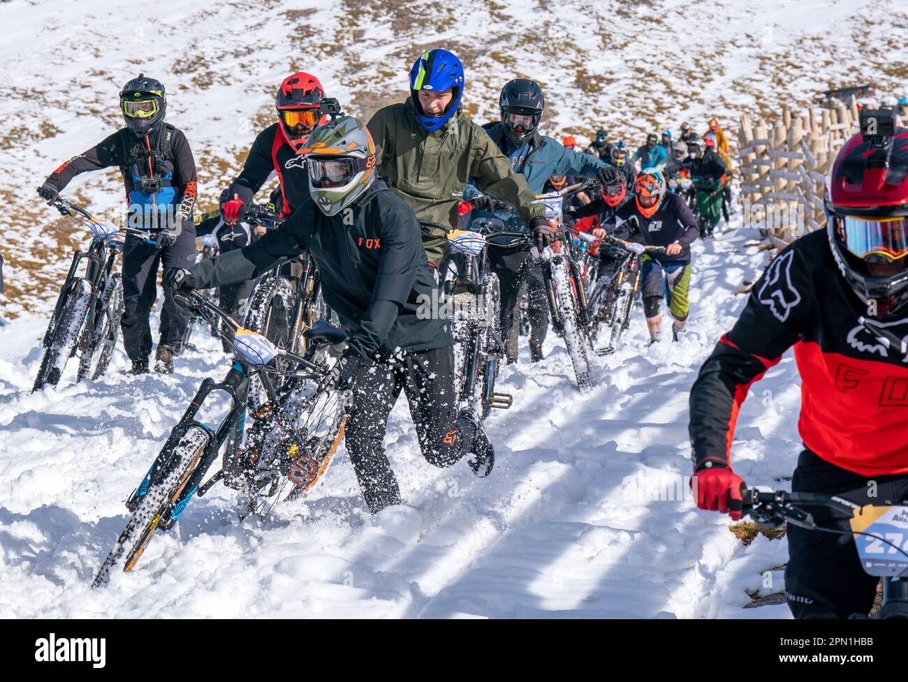 Les cyclistes prennent part à MacAvalanche, une course de VTT de départ