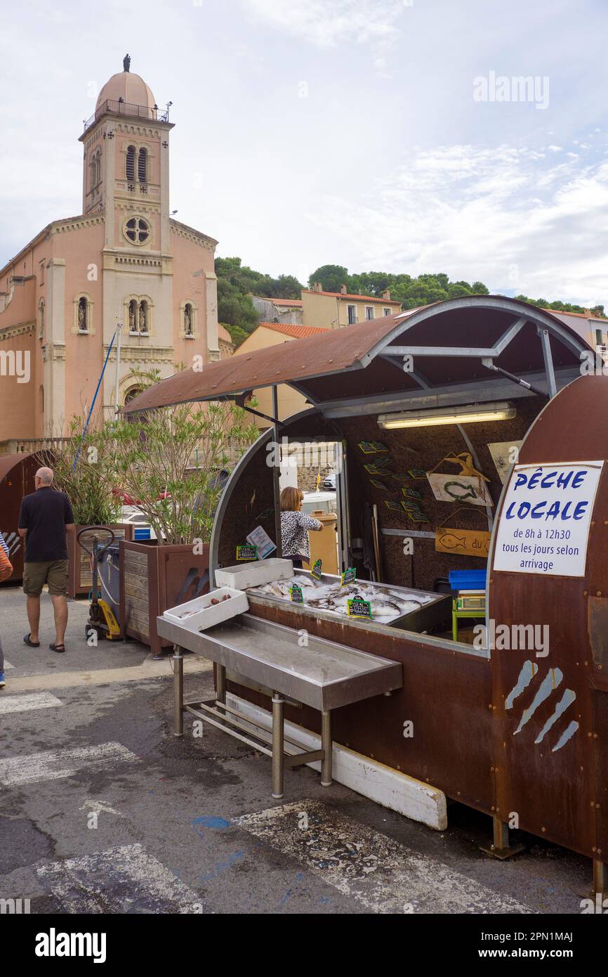 Vendeur de poisson au port, derrière l'église notre-Dame-des-Anges, port de Port Vendres, Pyrénées-Orientales, Languedoc-Roussillon, France Banque D'Images