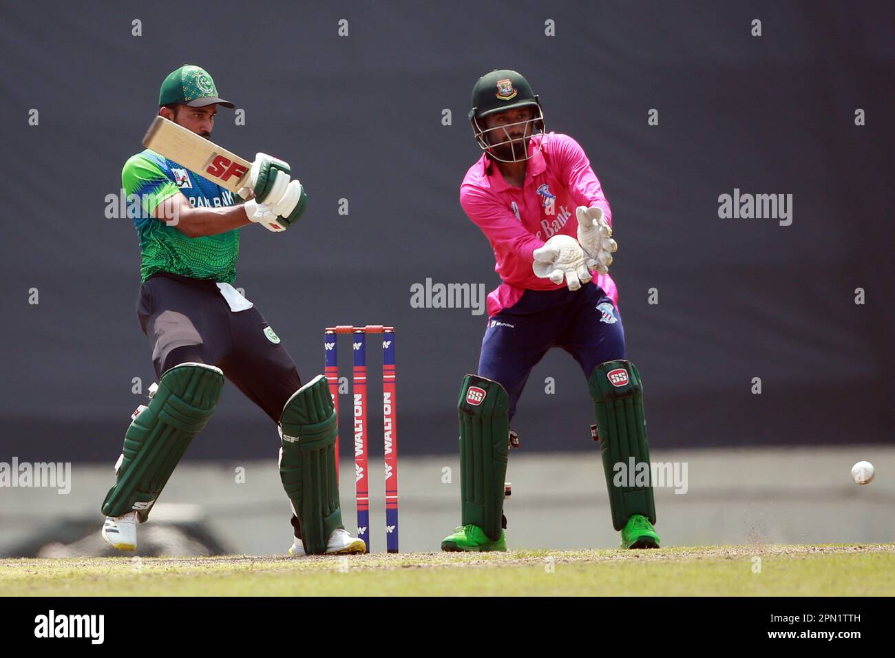 Agrani Bank Cricket Club batte Sadman Islam bats lors du deuxième tour de la Dhaka Premier Division Cricket League 2022-23 entre la première Banque et A Banque D'Images