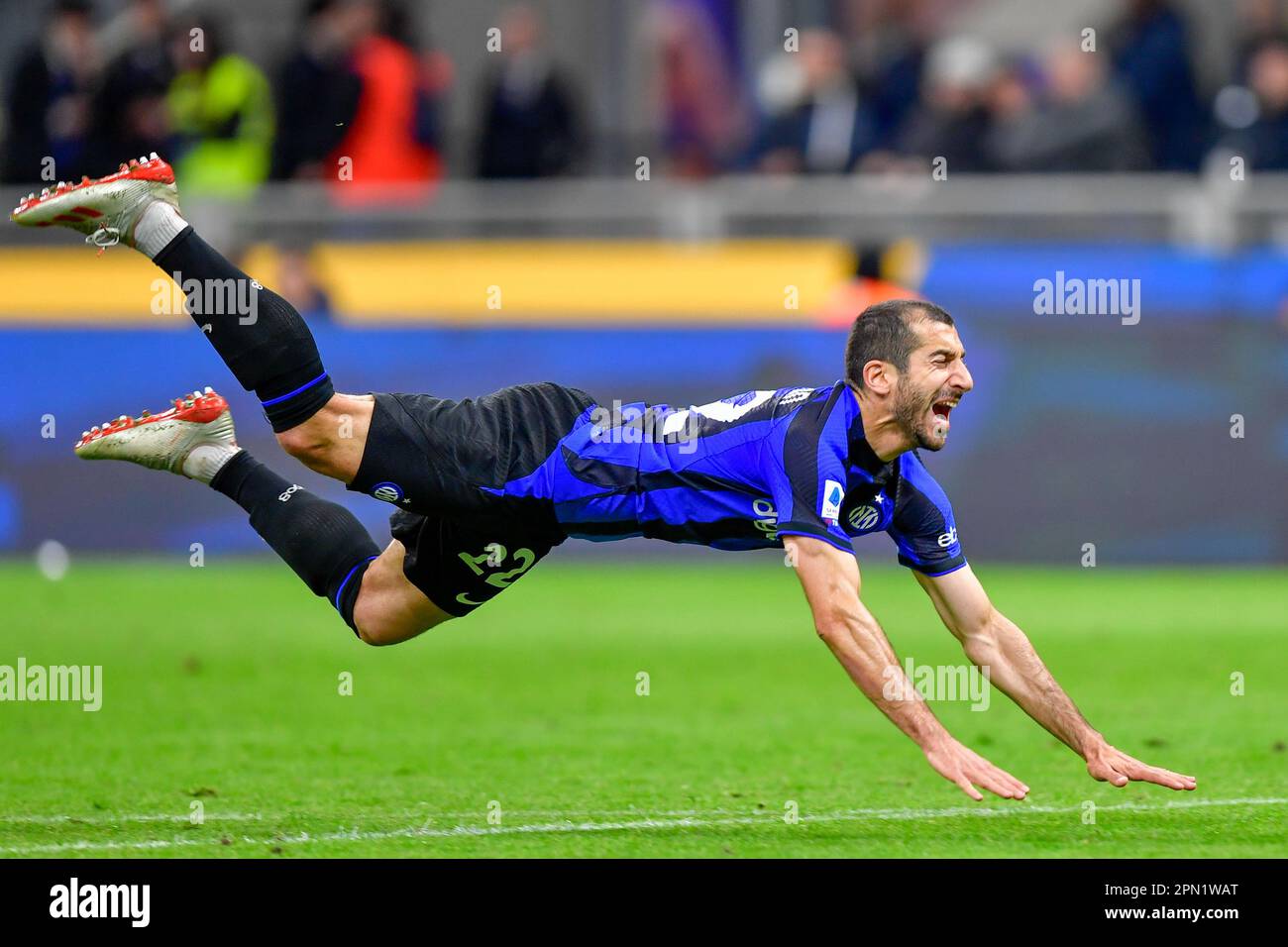 Milan, Italie. 15th avril 2023. Henrikh Mkhitaryan (22) d'Inter vu dans la série Un match entre Inter et Monza à Giuseppe Meazza à Milan. (Crédit photo : Gonzales photo/Alamy Live News Banque D'Images