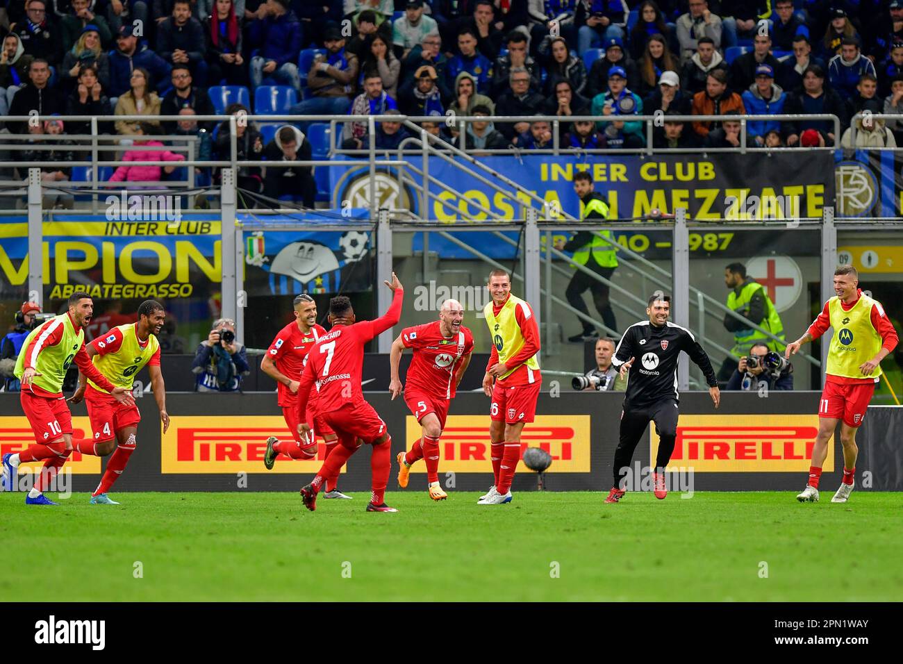 Milan, Italie. 15th avril 2023. Luca Caldirola (5) de Monza marque pour 0-1 et célèbre avec les coéquipiers pendant la série Un match entre Inter et Monza à Giuseppe Meazza à Milan. (Crédit photo : Gonzales photo/Alamy Live News Banque D'Images