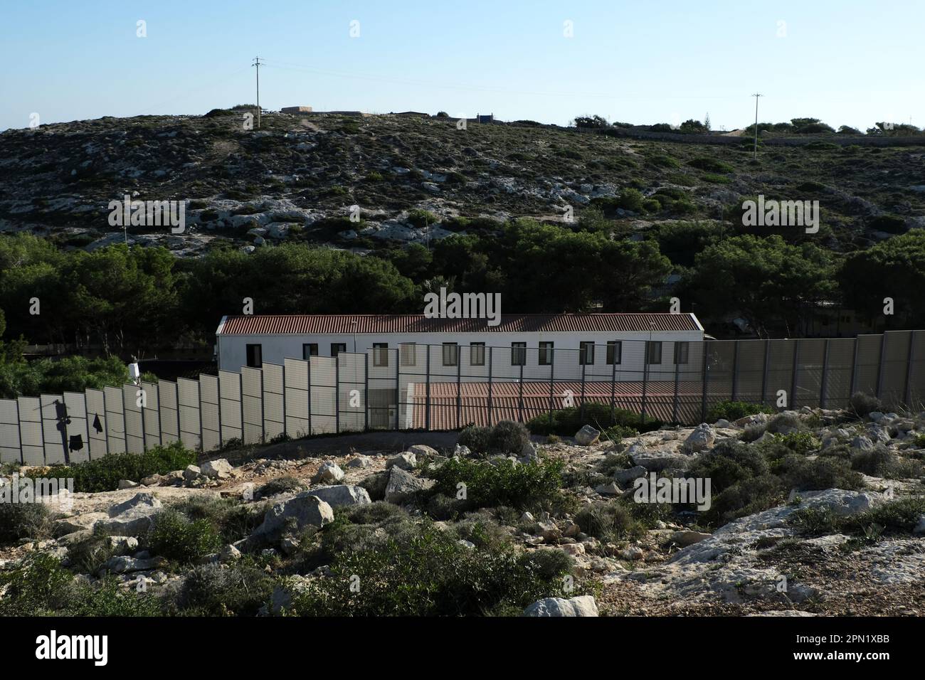 Lampedusa , Sicile, Italie, 15 novembre le 2022, les migrants se trouvent dans le centre d'immigration de l'île de Lampedusa le 2022. Banque D'Images