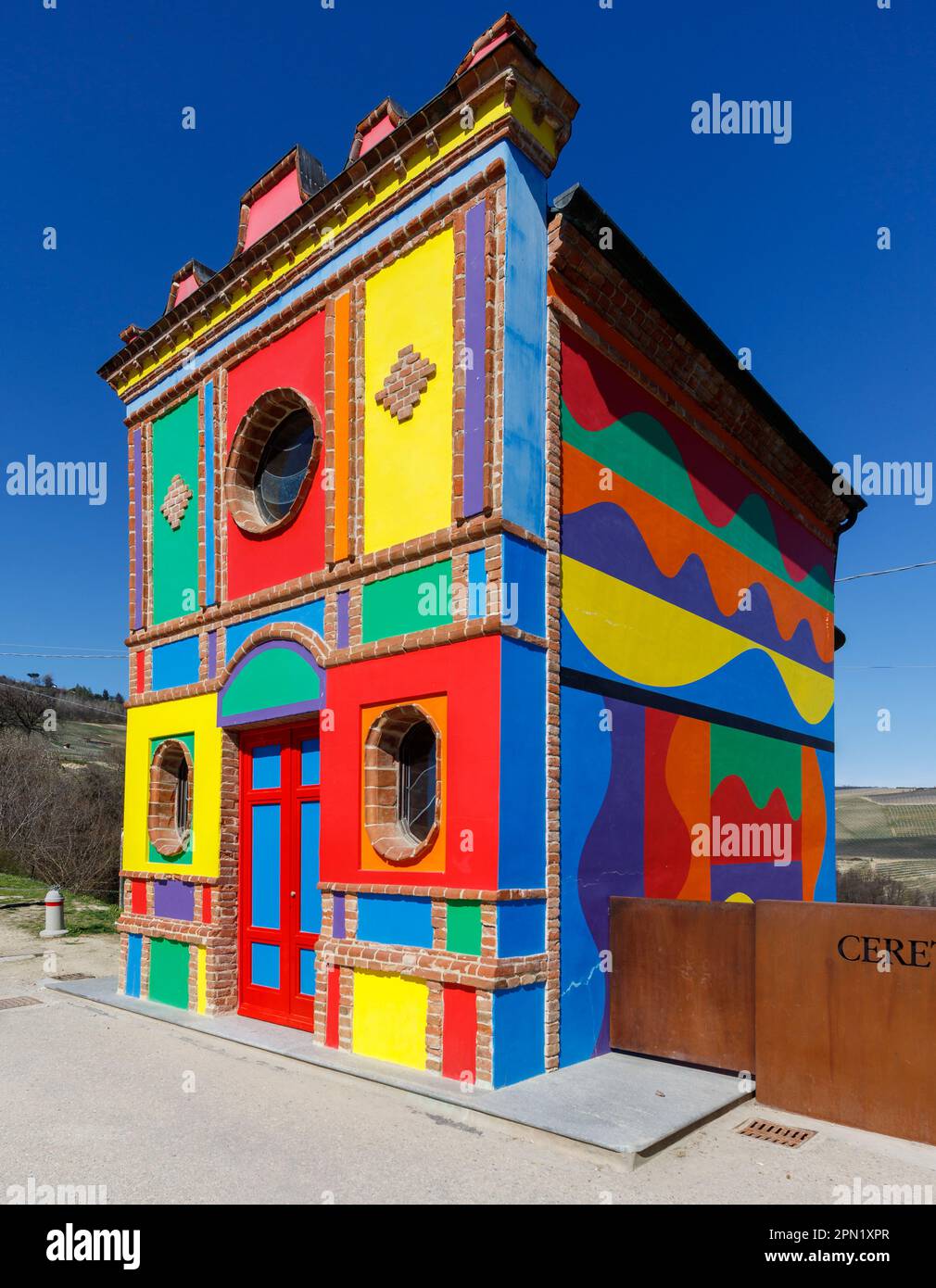 La Morra, Piémont, Italie – 25 mars 2023 : la chapelle de Barolo fut construite en 1914. Jamais consacré, il a été utilisé par les agriculteurs pour stocker l'équipement agricole. Banque D'Images