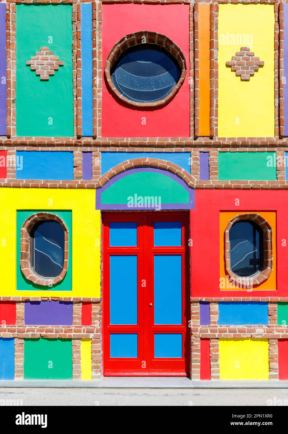 La Morra, Piémont, Italie – 25 mars 2023 : la chapelle de Barolo fut construite en 1914. Jamais consacré, il a été utilisé par les agriculteurs pour stocker l'équipement agricole. Banque D'Images