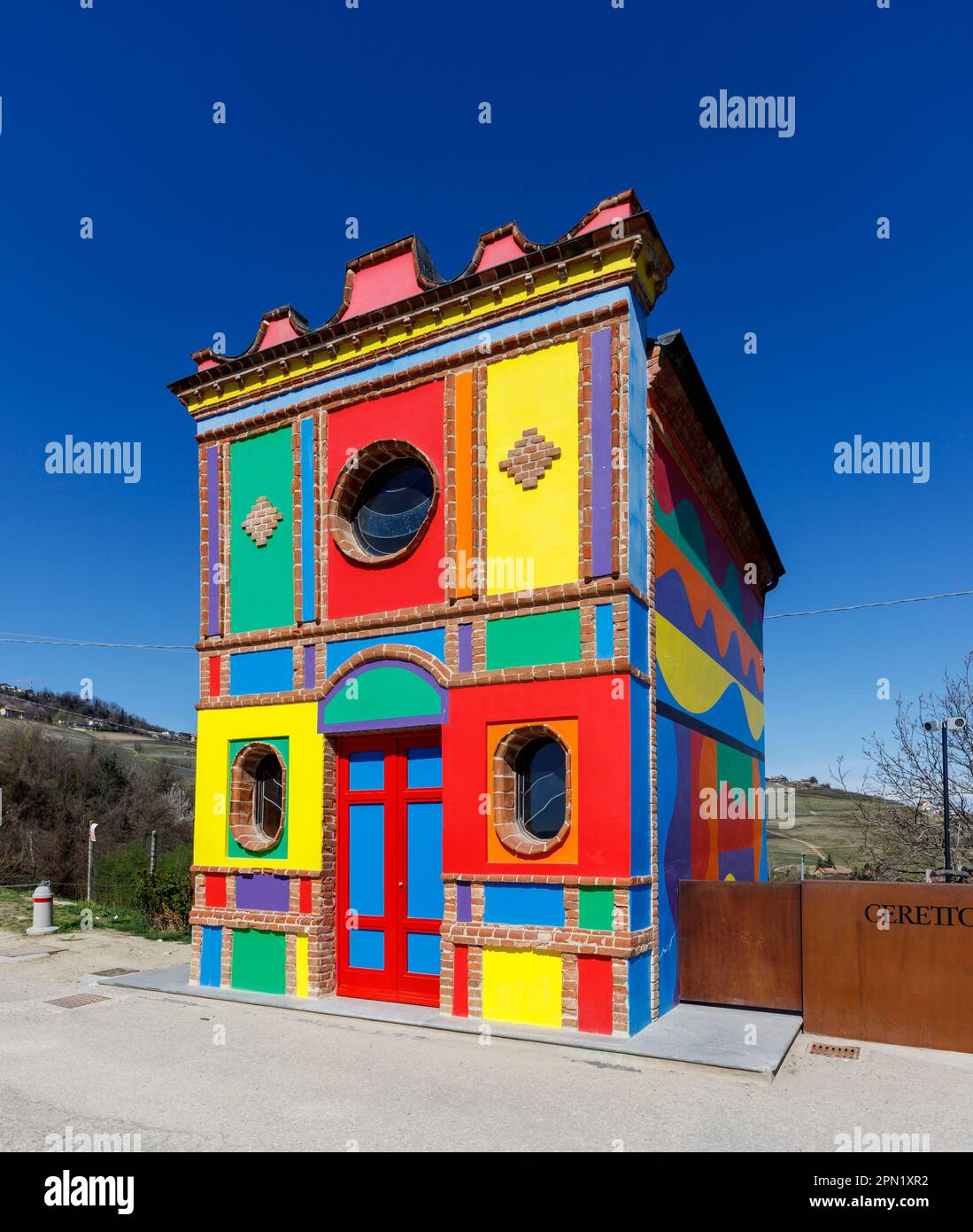 La Morra, Piémont, Italie – 25 mars 2023 : la chapelle de Barolo fut construite en 1914. Jamais consacré, il a été utilisé par les agriculteurs pour stocker l'équipement agricole. Banque D'Images