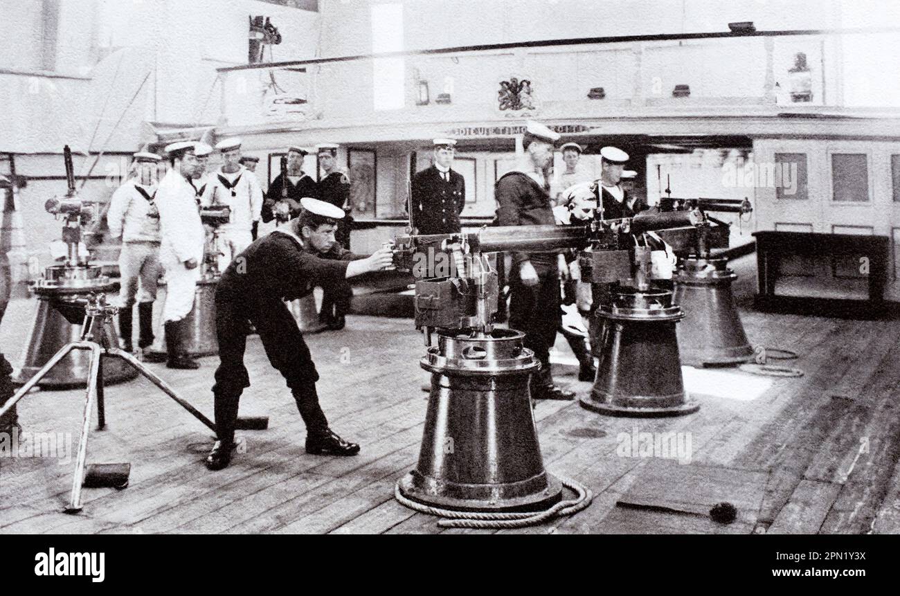 Marins de la Marine royale avec mitrailleuses à pont sur le navire d'entraînement HMS Cambridge vers 1901-1907. Banque D'Images