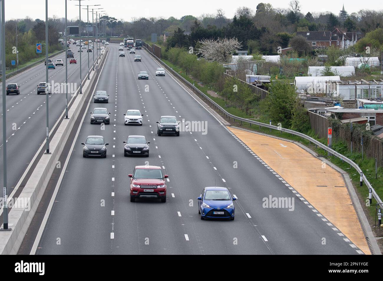 Datchet, Berkshire, Royaume-Uni. 16th avril 2023. Une zone de refuge d'urgence sur l'autoroute intelligente M4 à Datchet, Berkshire. Pour des raisons de sécurité et de coûts, le Premier ministre Rishi Sunak a annoncé l'arrêt du déploiement des nouvelles autoroutes intelligentes. Cela vient comme une décision bienvenue pour les nombreuses familles qui ont perdu des proches tués sur les autoroutes intelligentes. Environ 14 projets prévus, dont 11 déjà en pause et trois en début de construction, doivent être mis au rebut. Crédit : Maureen McLean/Alay Live News Banque D'Images