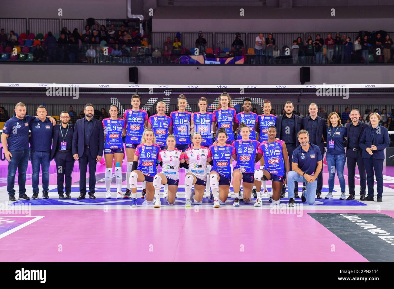 Florence, Italie. 16th avril 2023. Julia Ituma (Igor Gorgonzola Novara) avec son équipe pendant les Archives photos de Julia Ituma, Volleyball Italien série A1 femmes match à Florence, Italie, 16 avril 2023 Credit: Agence de photo indépendante/Alamy Live News Banque D'Images