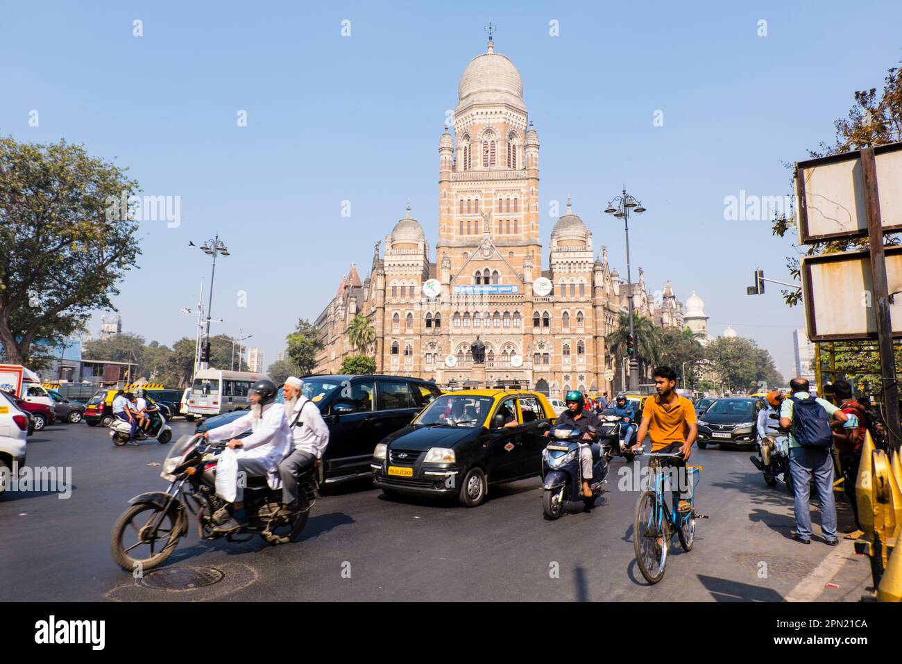 Trafic en face de la Brihanmumbai Municipal Corporation, dans le quartier de CSMT terminus, Mumbai, Inde Banque D'Images