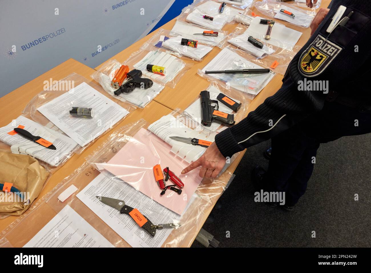 Hambourg, Allemagne. 16th avril 2023. Articles recueillis par la police, tels qu'un couteau à lame rétractable, des matraques télescopiques, un pied de biche, des couteaux d'une seule main, des ciseaux à ongles, des armes blanches et des sprays au poivre sont sur une table lors d'une conférence de presse de la police fédérale. Pendant le week-end, la police fédérale a contrôlé la zone d'interdiction des armes à la gare centrale de Hambourg. Credit: Georg Wendt/dpa/Alay Live News Banque D'Images