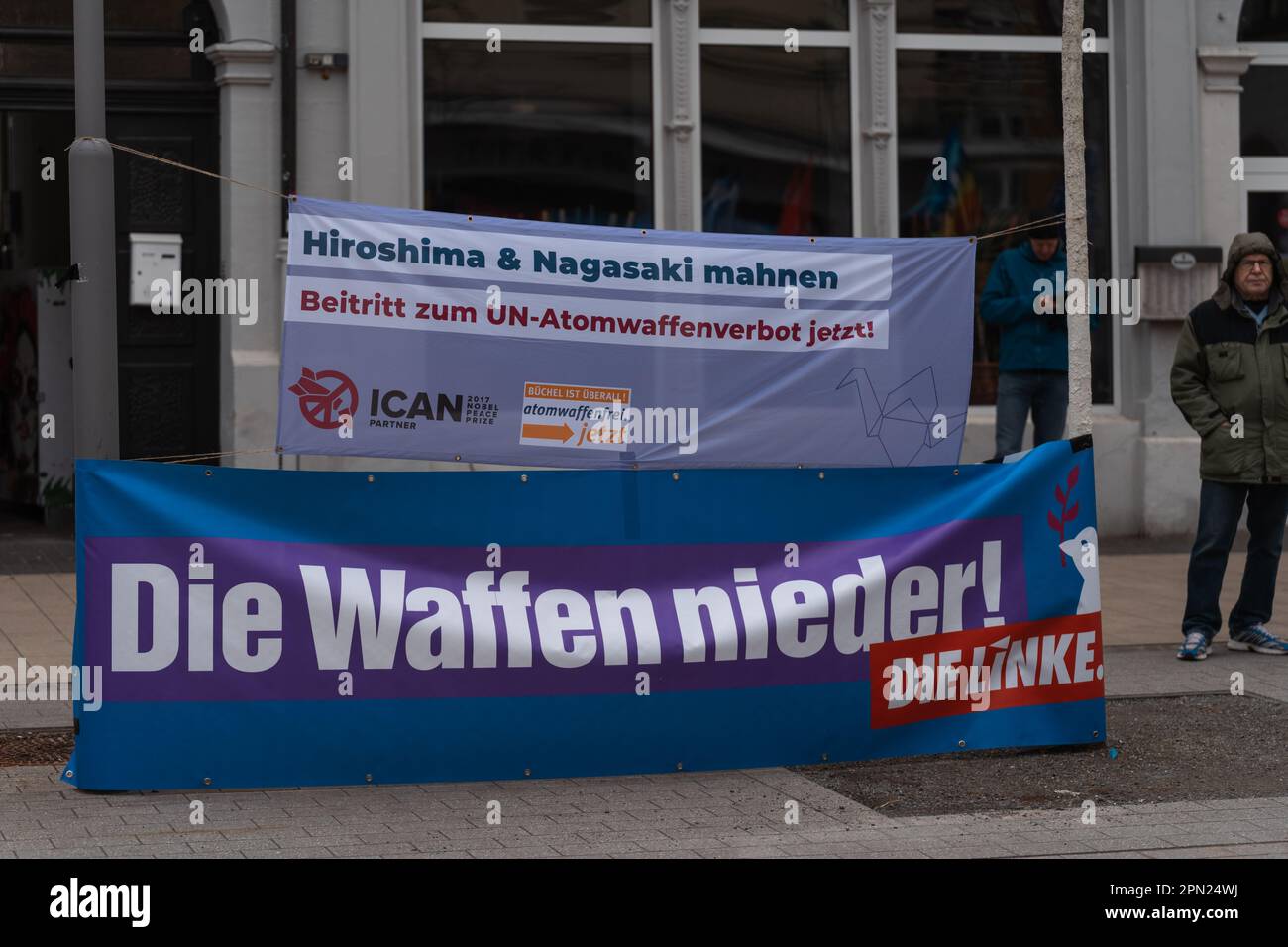Panneaux de centrale nucléaire anti-guerre et anti-nucléaire suspendus à Schillerplatz, lors du rassemblement de paix de Pâques le 8th avril 2023, Kaiserslautern, Allemagne Banque D'Images