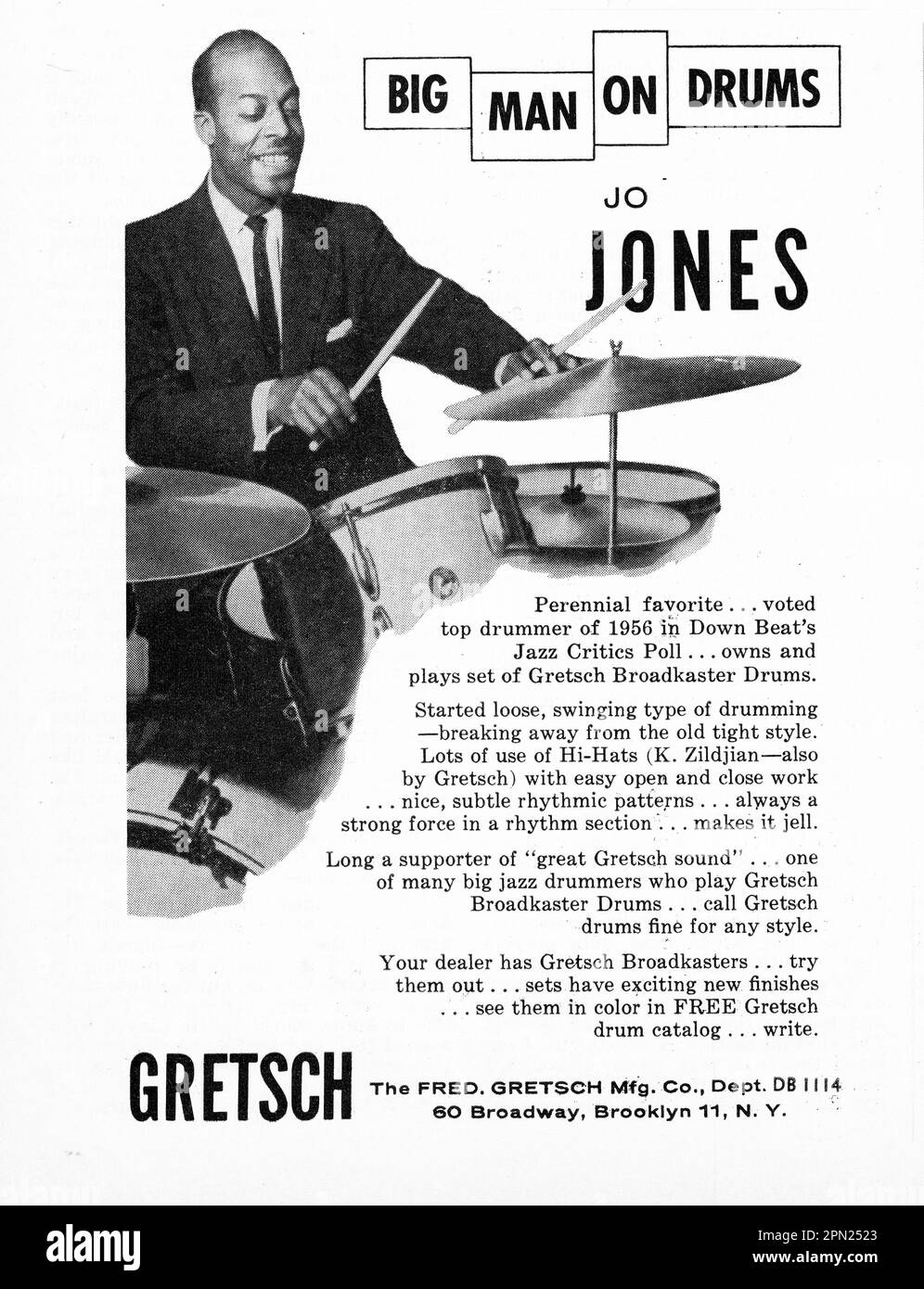 Une annonce d'un magazine musical de 1961 présentant le légendaire batteur de jazz JO Jones, qui endosse les tambours et cymbales Gretsch. Il est bien rappelé comme un sideman dans le classique Comte Basie groupes de 1930s. Banque D'Images