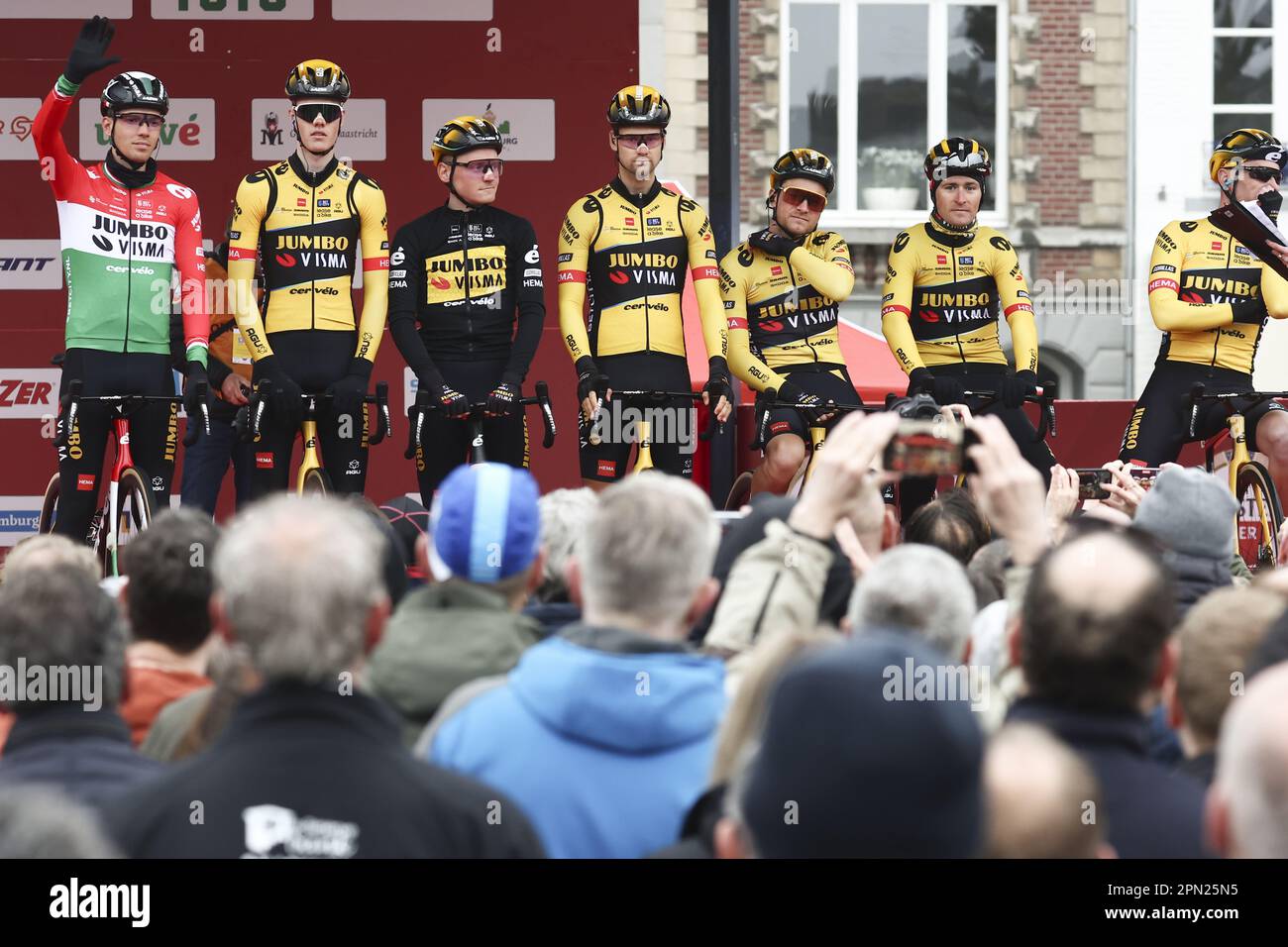 MAASTRICHT - Présentation de l'équipe de Visma Jumbo au Vrijthof avant le début de la course d'or Amstel 57th 2023 sur 16 avril 2023 à Maastricht, aux pays-Bas. ANP VINCENT JANNINK pays-bas sortie - belgique sortie Banque D'Images