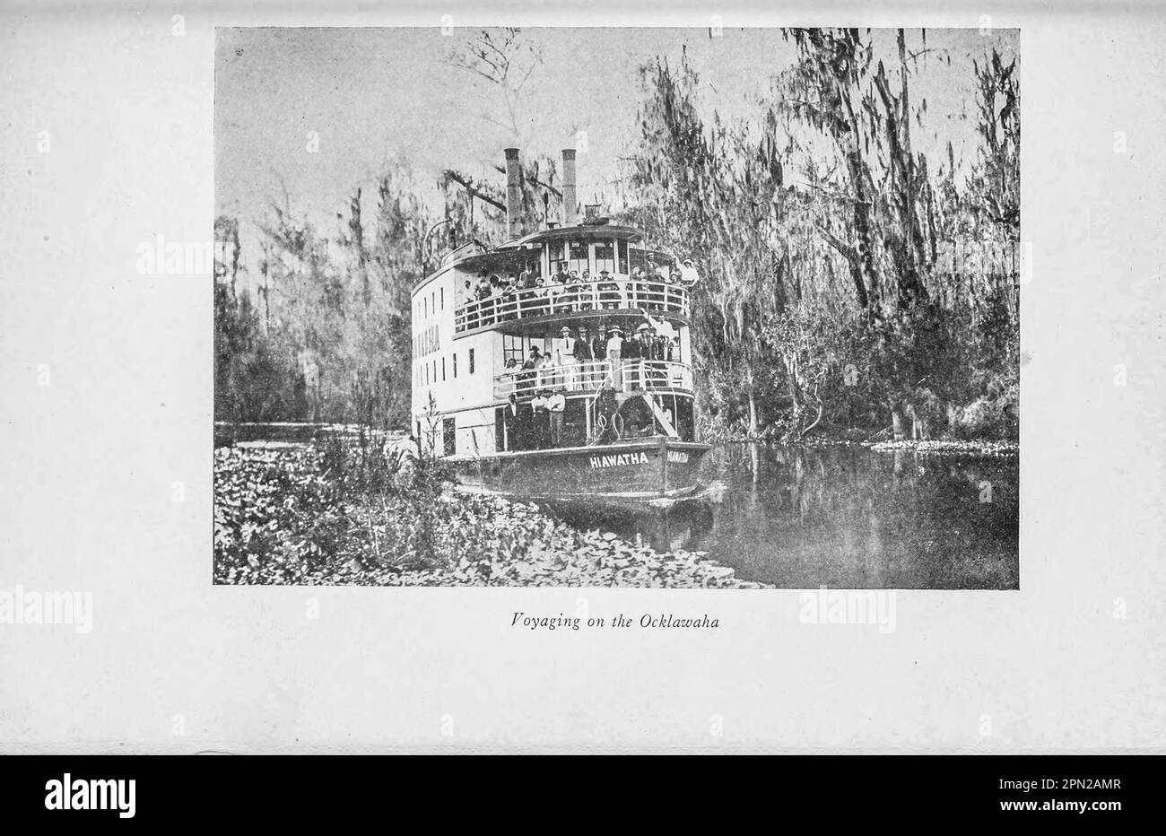 Voyager sur la rivière Ocklakaha d'après le livre « Highways and byways of Florida; Human interest information for Travelers in Florida » de Clifton Johnson, 1865-1940 Date de publication 1918 Éditeur New York, The Macmillan Company; Banque D'Images