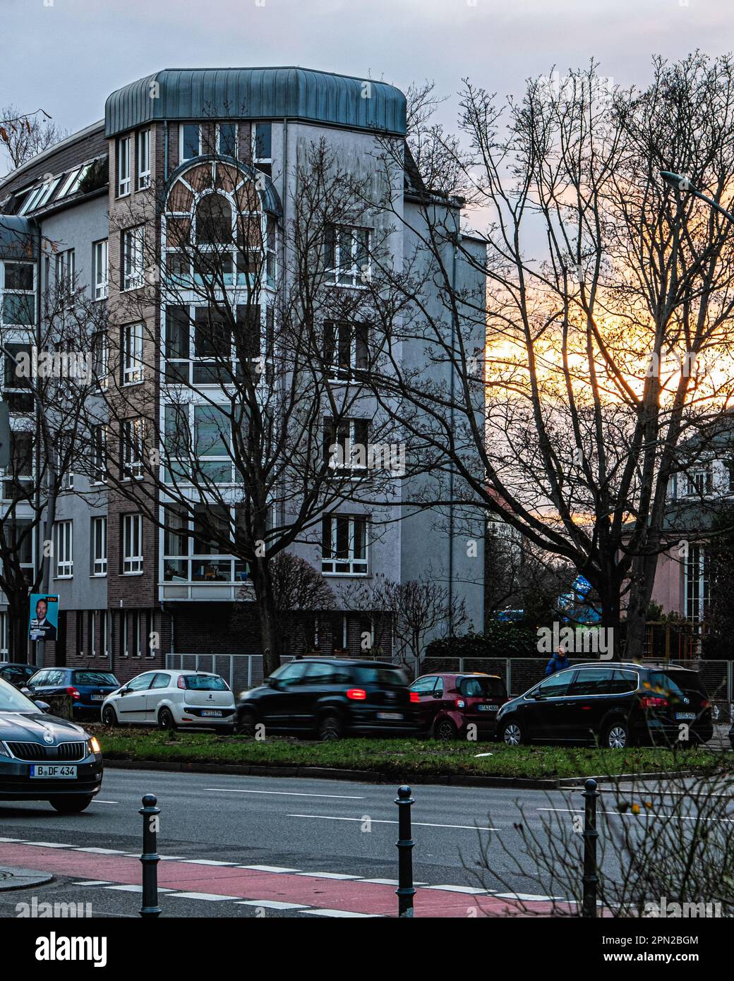 Vue sur la rue de l'immeuble d'appartements à Wilhelmsaue, Wilmersdorf-Charlottenburg, Berlin Banque D'Images