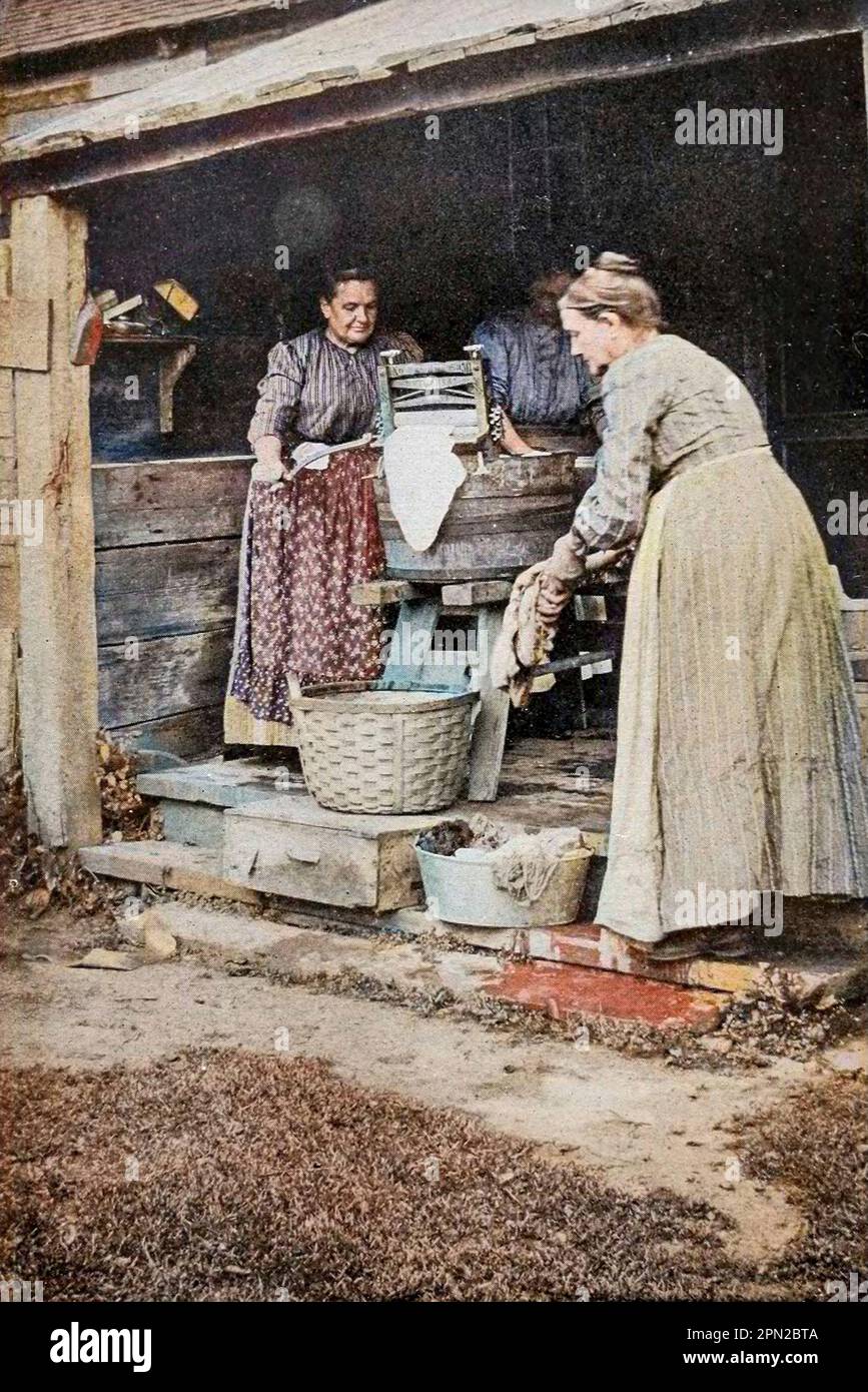 Photo historique en couleur de Washing-day réalisée par Clifton Johnson, 1865-1940 Date de publication 1915 Publisher New York, The Macmillan Company; London, Macmillan and Co., Limited Banque D'Images