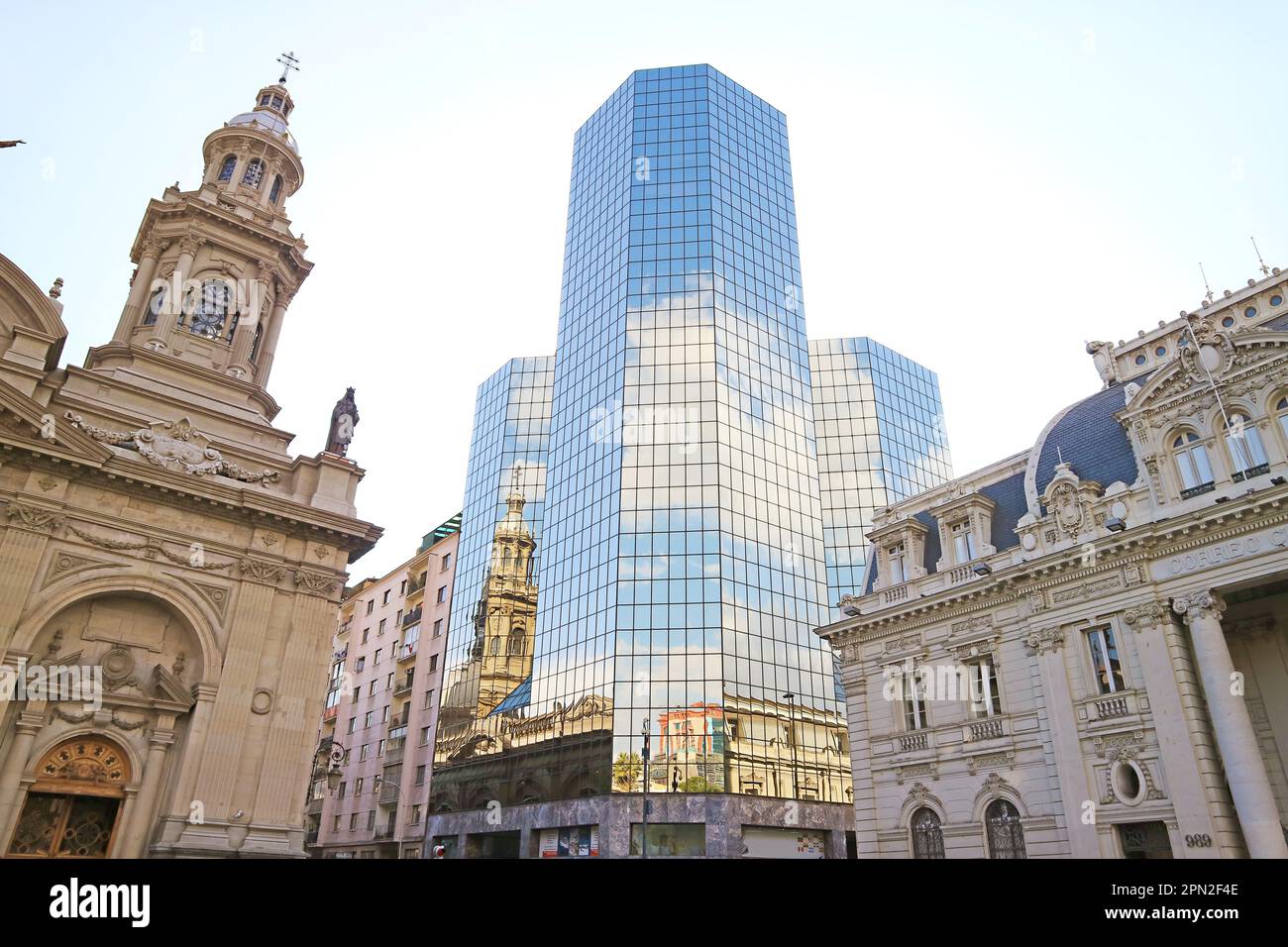 Plaza de Armas avec la cathédrale métropolitaine de Santiago et la poste centrale, les bâtiments historiques remarquables de Santiago, Chili Banque D'Images