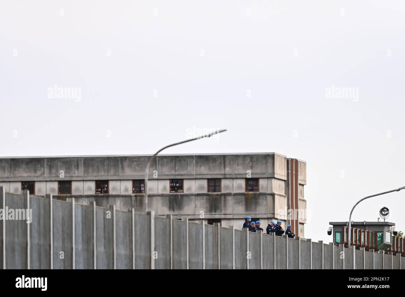 Une vue générale des clôtures de protection à l'extérieur de la prison de l'Opéra à Opéra, Milan, Italie sur 16 avril 2023 Credit: Piero Cruciatti/Alamy Live News Banque D'Images