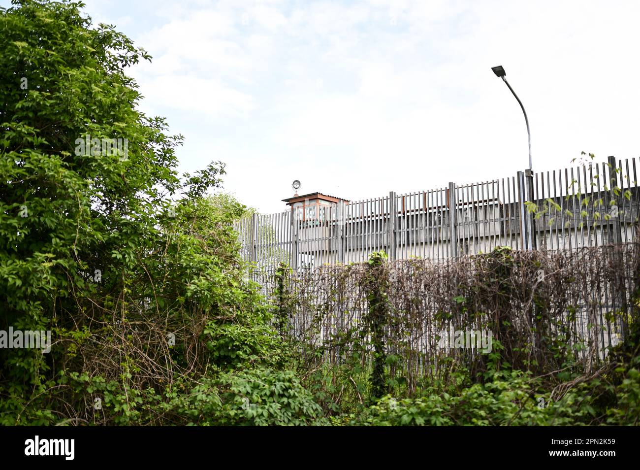 Une vue générale des clôtures de protection à l'extérieur de la prison de l'Opéra à Opéra, Milan, Italie sur 16 avril 2023 Credit: Piero Cruciatti/Alamy Live News Banque D'Images