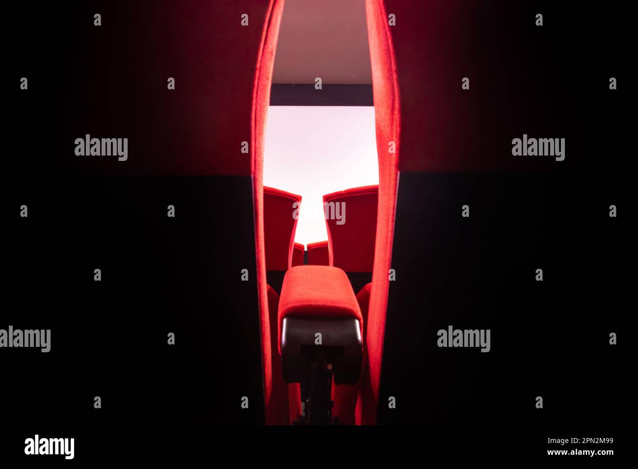 Vue de l'écran de projection dans le cinéma à travers l'espace entre les sièges Banque D'Images