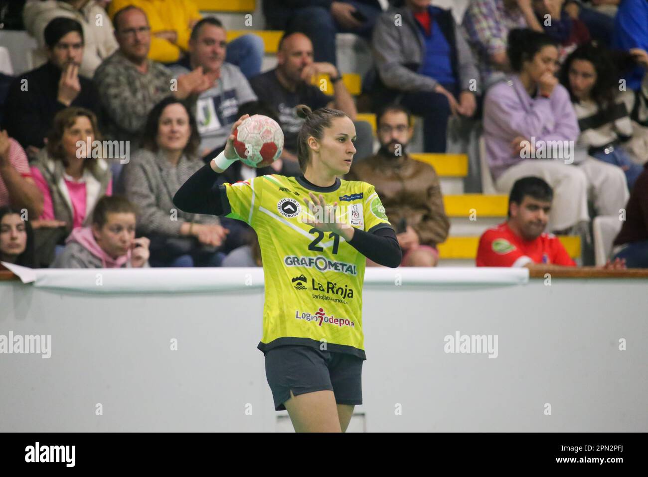 Gijon, Espagne. 15th avril 2023. Le joueur de Grafometal la Rioja Nagore Sanez (21) avec le ballon pendant le match de 22nd de la Ligue Iberdrola 2022-23 entre Motive.co Gijon et Grafometal la Rioja sur 15 avril à partir de 2023, dans le Pavillon sportif de la Arena, Gijon, Espagne. (Photo d'Alberto Brevers/Pacific Press) crédit: Pacific Press Media production Corp./Alamy Live News Banque D'Images