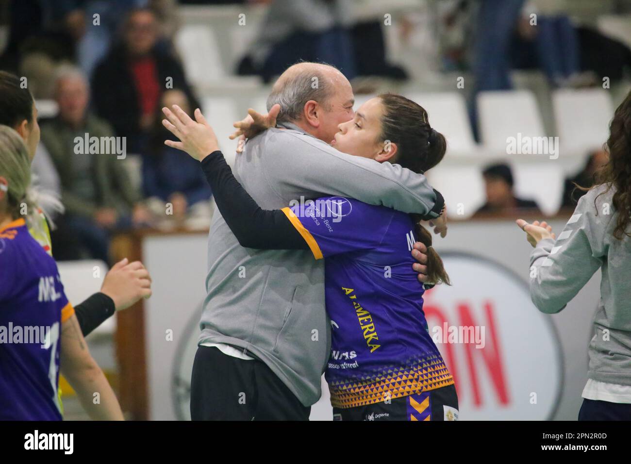 Gijon, Espagne. 15th avril 2023. L'entraîneur de Motive.co Gijon, Luis Avelino Alvarez (L) célèbre la victoire avec Marizza Alejandra Faria (9, R) au cours de la 22nd journée de la Ligue Iberdrola 2022-23 entre Motive .co Gijon et Grafometal la Rioja sur 15 avril 2023, au Pavillon sportif de la Arena, Gijon, Espagne. (Photo d'Alberto Brevers/Pacific Press) crédit: Pacific Press Media production Corp./Alamy Live News Banque D'Images