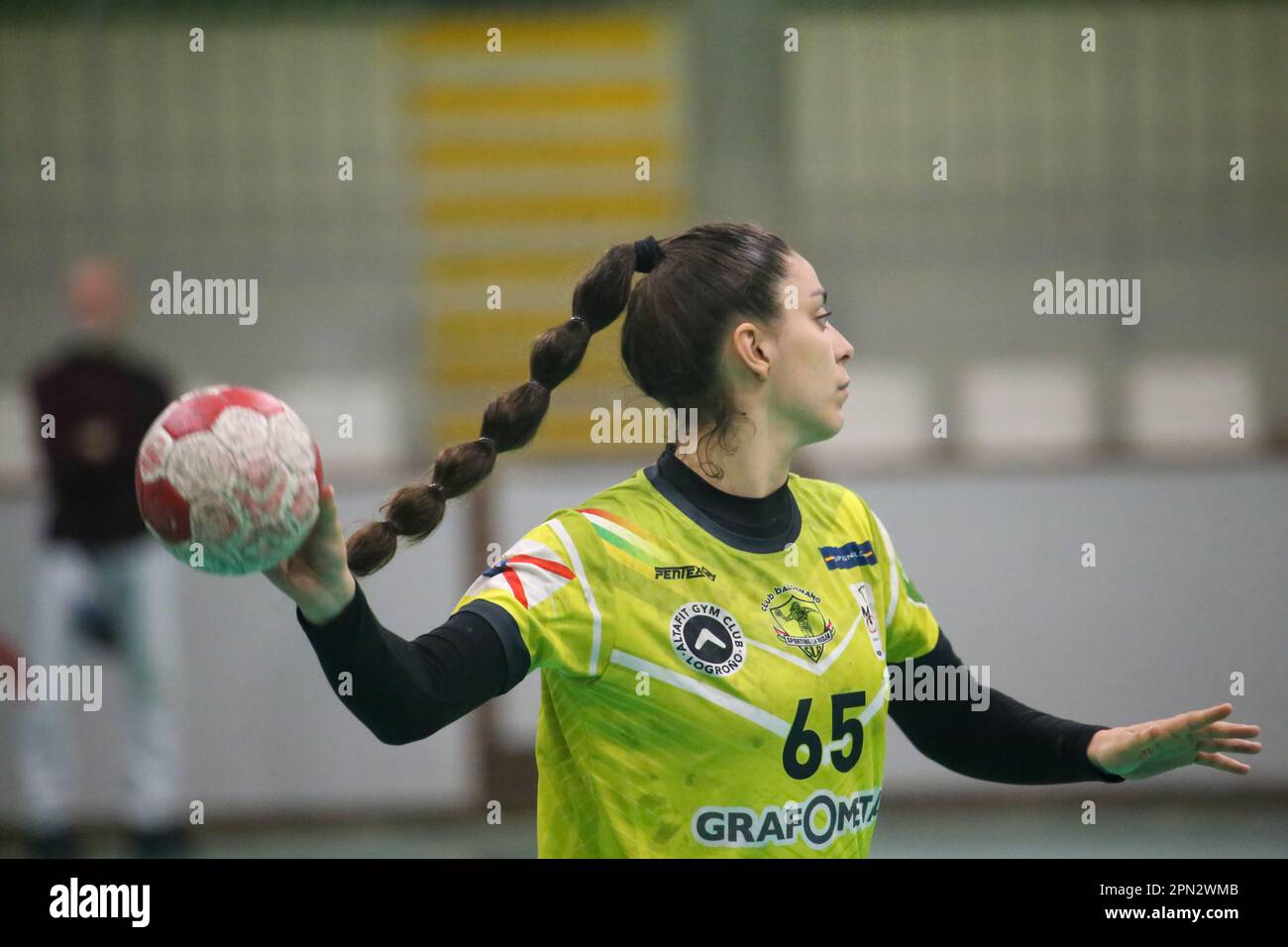 Gijon, Asturies, Espagne. 15th avril 2023. Gijon, Espagne, 15th avril 2023: Le joueur de Grafometal la Rioja Marina Gonzalez (65) avec le ballon pendant le match de 22nd de la Ligue Iberdrola 2022-23 entre Motive.co Gijon et Grafometal la Rioja sur 15 avril à partir de 2023, dans le Pavillon sportif de la Arena, Gijon, Espagne. (Credit image: © Alberto Brevers/Pacific Press via ZUMA Press Wire) USAGE ÉDITORIAL SEULEMENT! Non destiné À un usage commercial ! Banque D'Images