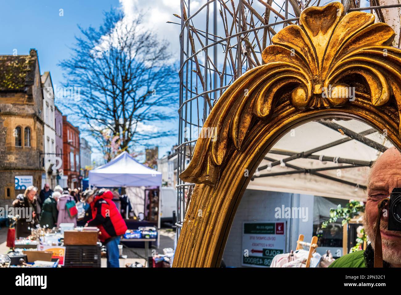 Bridport Saturday Street Market avec un miroir encadré doré reflectinle photographe placé contre une rangée d'étals du marché. Concept Street Market. Banque D'Images