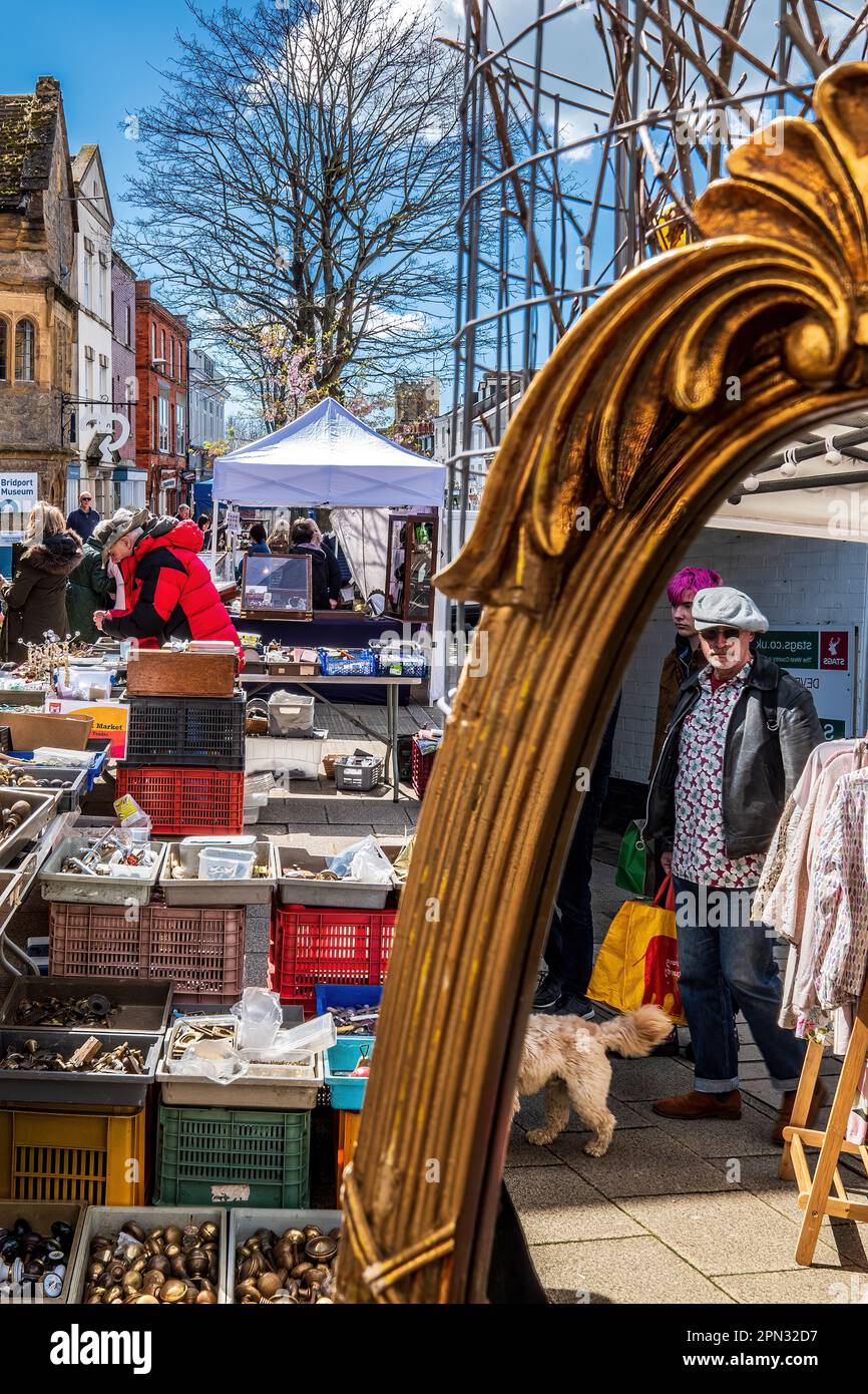 Bridport Saturday Street Market avec un miroir encadré doré reflétant un shopper placé contre une rangée d'étals du marché. Concept Street Market. Banque D'Images