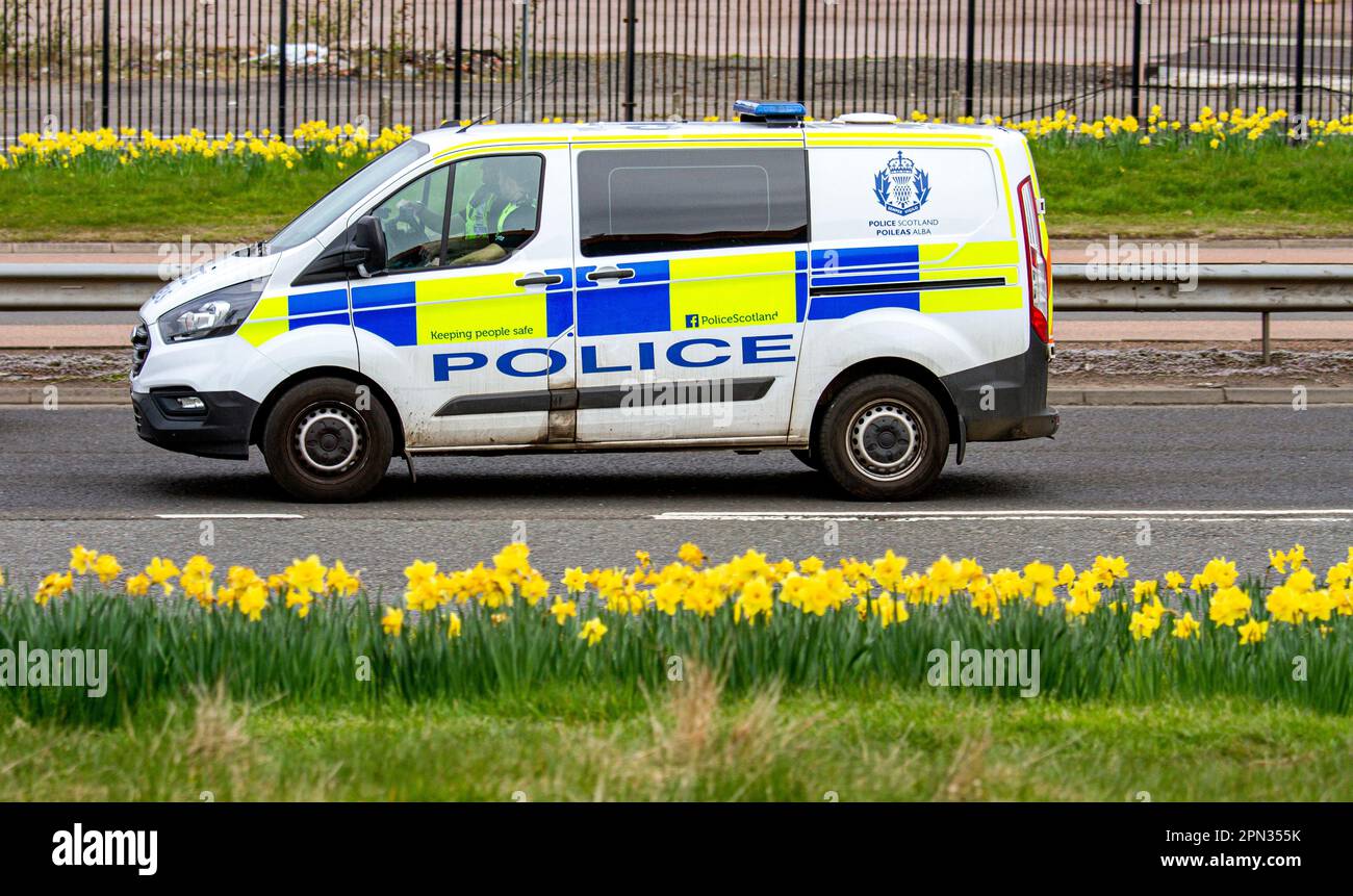 Un minibus de police écossais voyageant le long de la route à deux voies Kingsway West à Dundee, en Écosse Banque D'Images