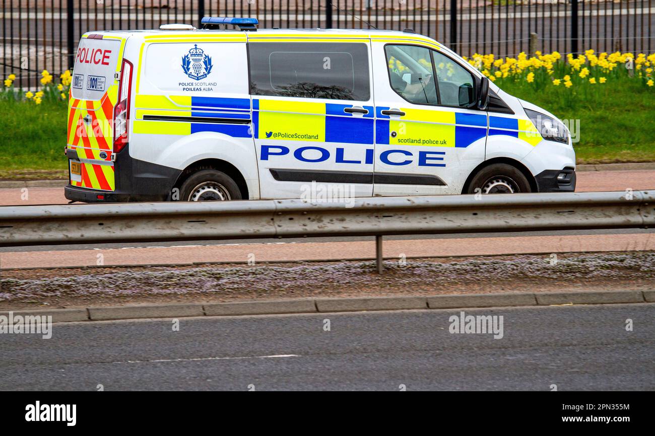 Un minibus de police écossais voyageant le long de la route à deux voies Kingsway West à Dundee, en Écosse Banque D'Images