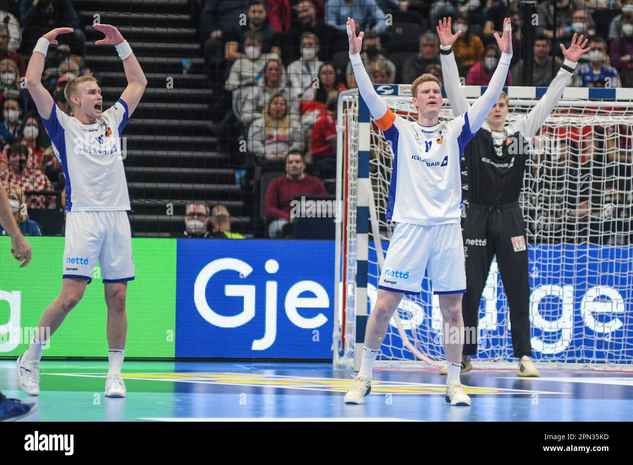 Ellidi Vidarsson, Ymir Gislason, Viktor Hallgrimsson (Islande) célèbrent la victoire contre la France. EHF Euro 2022. Tour principal Banque D'Images
