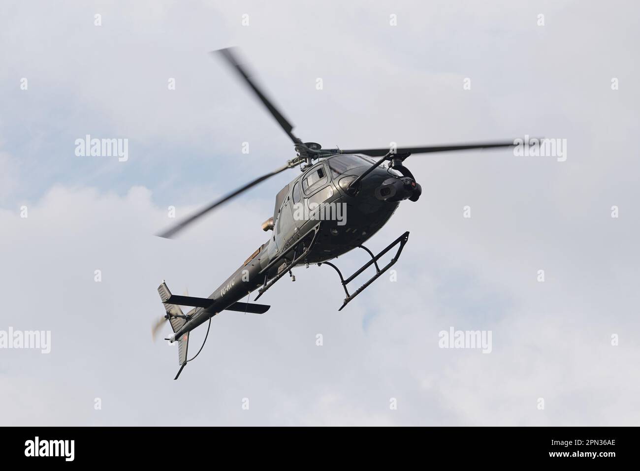 ISTANBUL, TURKIYE - 06 NOVEMBRE 2022 : Eurocopter AS350 Ecureuil survolant la ville d'Istanbul Banque D'Images