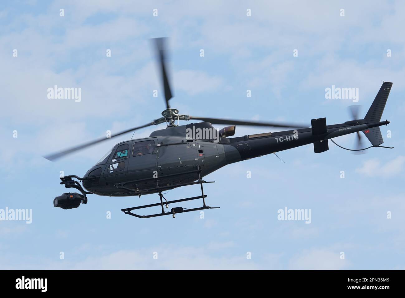 ISTANBUL, TURKIYE - 06 NOVEMBRE 2022 : Eurocopter AS350 Ecureuil survolant la ville d'Istanbul Banque D'Images