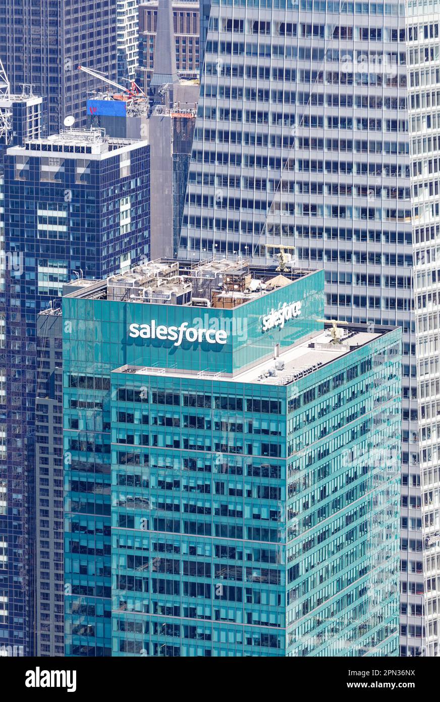 La Salesforce Tower, à la couleur turquoise, alias Three Bryant Park, servait à l'origine le téléphone de New York à Midtown Manhattan. Banque D'Images