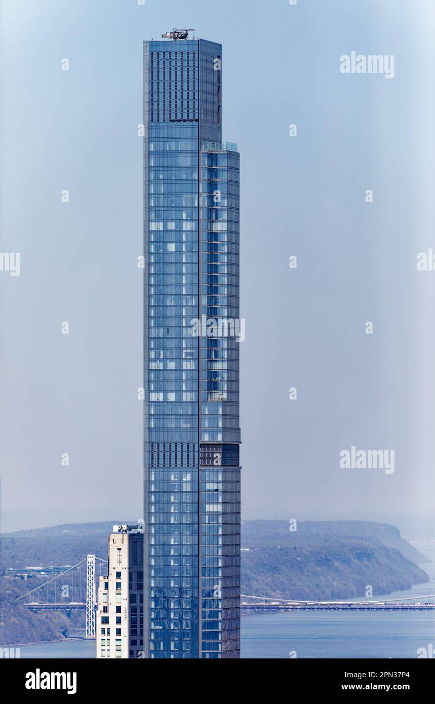 Central Park Tower est un super-haut de la rangée des milliardaires ; la partie accrochée sur le côté est cantilevers sur le bâtiment de la Ligue des étudiants d'art. Banque D'Images