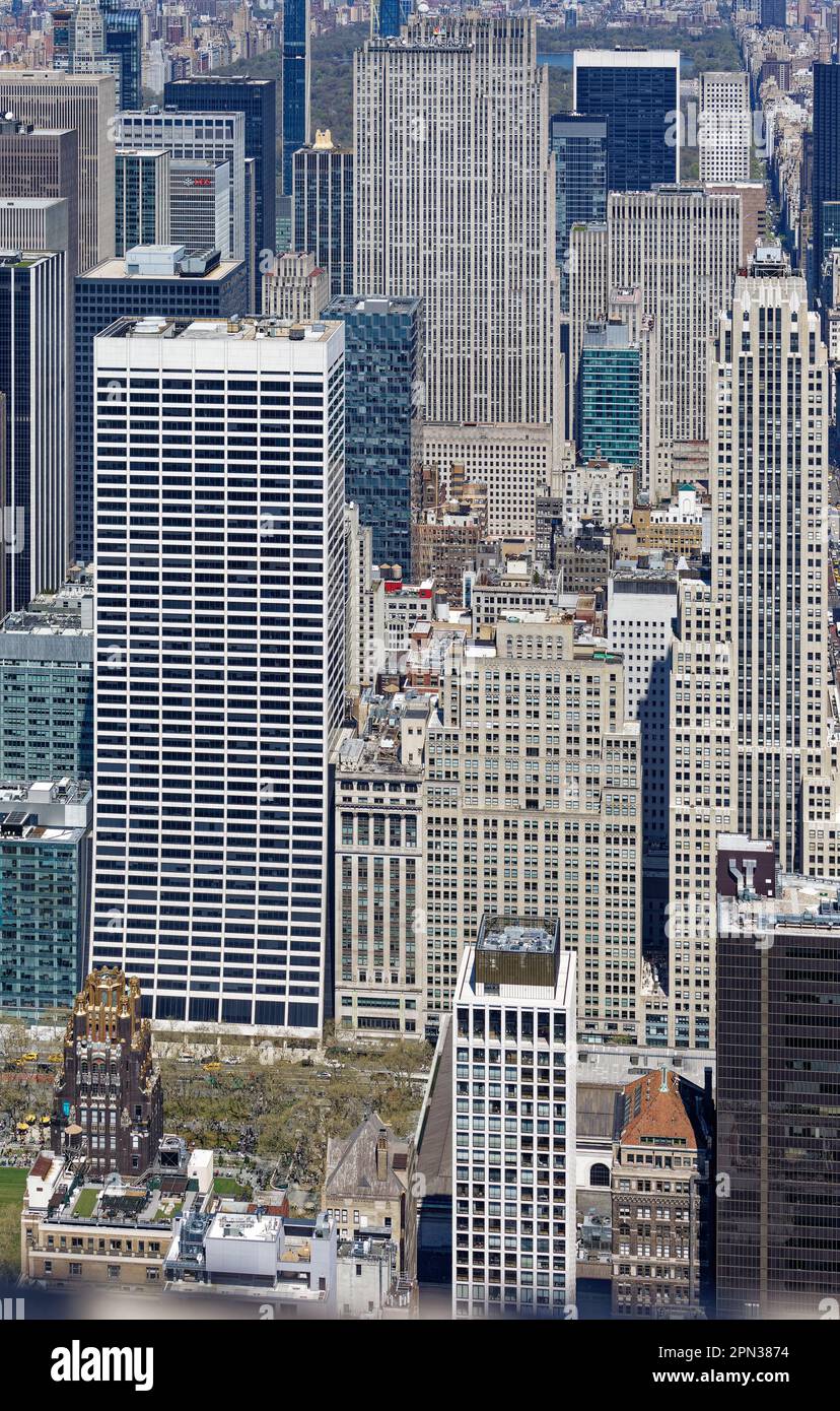 Le W.R. blanc Le bâtiment Grace, en bas à gauche, est la conception rejetée du bâtiment Solow noir, en haut à droite derrière le bâtiment Comcast. Banque D'Images