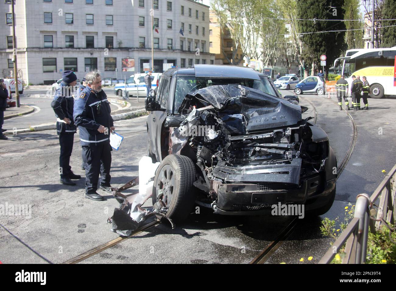 Rome, Italie. 16th avril 2023. Rome, Italie 16.04.2023: Accident de voiture contre un tramway pour le joueur Latium Ciro immobile avec une de ses filles à Rome dimanche matin, personne n'a été blessé mais la voiture a été complètement détruite crédit: Agence de photo indépendante / Alay Live News Banque D'Images