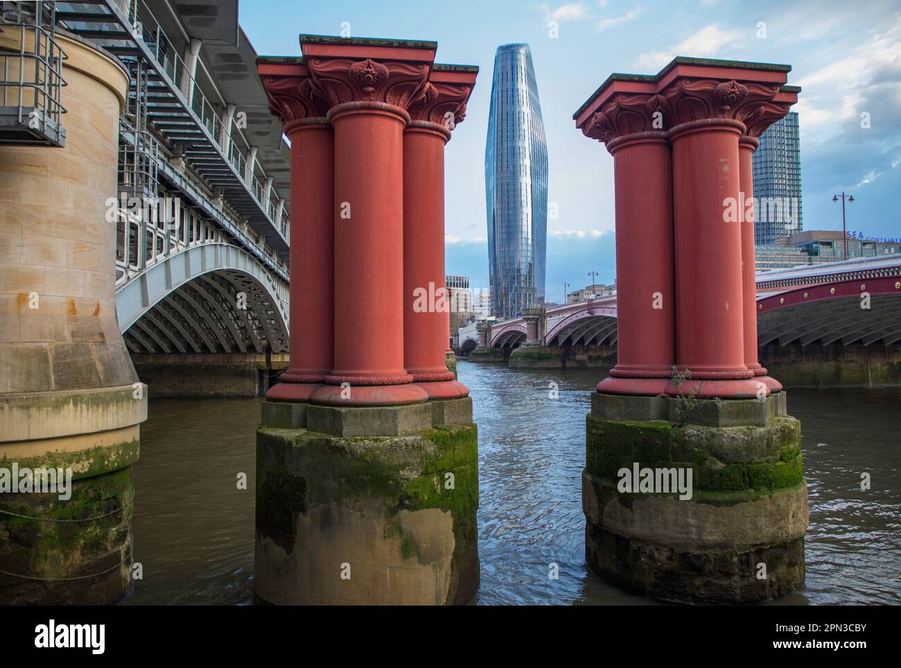 Blackfriars station London, The River Thames Blackfriars One et Red Bridge supports Banque D'Images