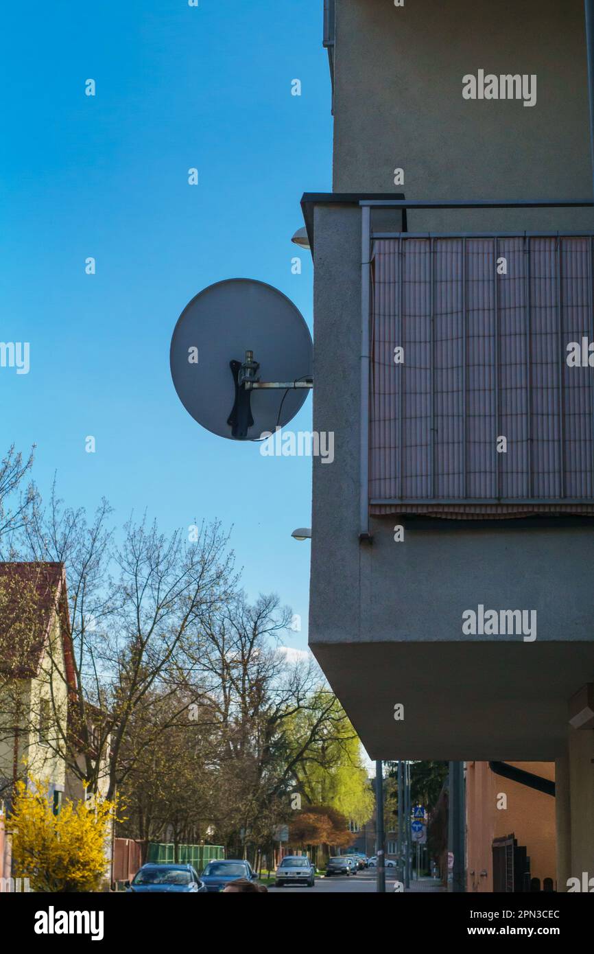 un bloc d'appartements extérieur avec une parabole satellite Banque D'Images
