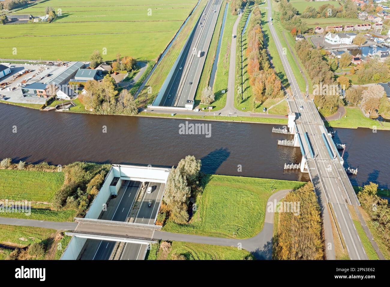 Aérien de l'Aquaduct de Princes Margriet sur l'autoroute A7 près d'Uitwellingerga aux pays-Bas Banque D'Images