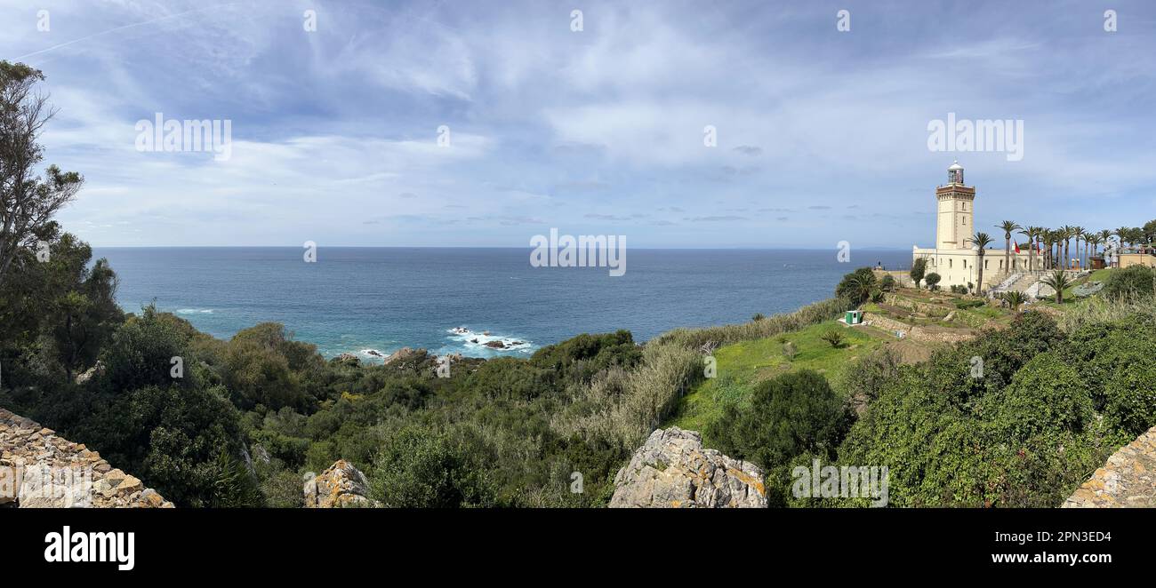 Maroc : Phare du Cap Spartel (1864) sur le promontoire à l'entrée du détroit de Gibraltar, point le plus au nord-ouest du continent africain Banque D'Images