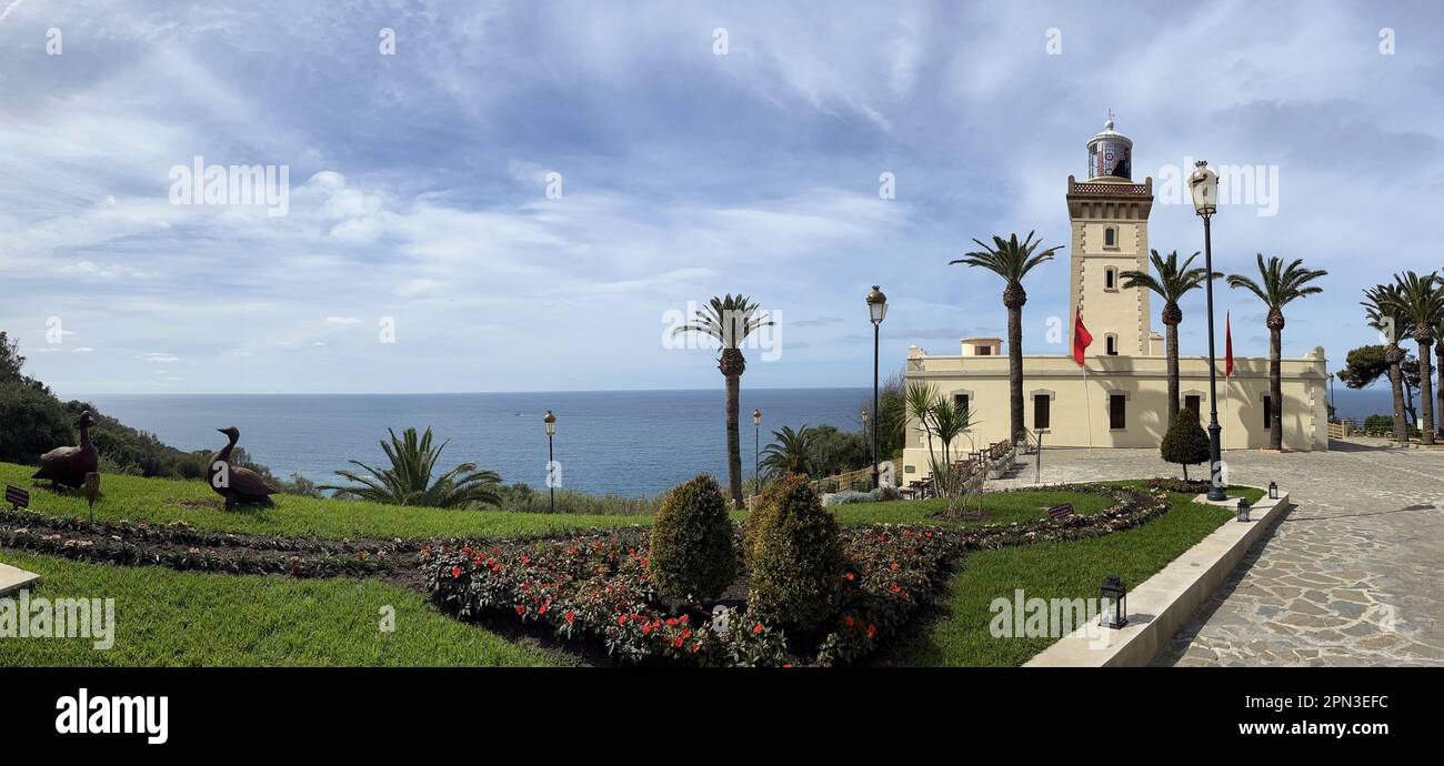 Maroc : Phare du Cap Spartel (1864) sur le promontoire à l'entrée du détroit de Gibraltar, point le plus au nord-ouest du continent africain Banque D'Images