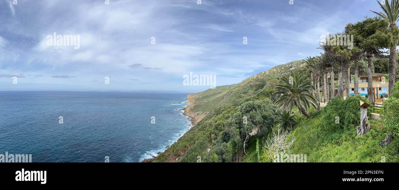 Maroc : vue depuis le phare du cap Spartel (1864) sur le promontoire à l'entrée du détroit de Gibraltar, le point le plus au nord-ouest du continent africain Banque D'Images