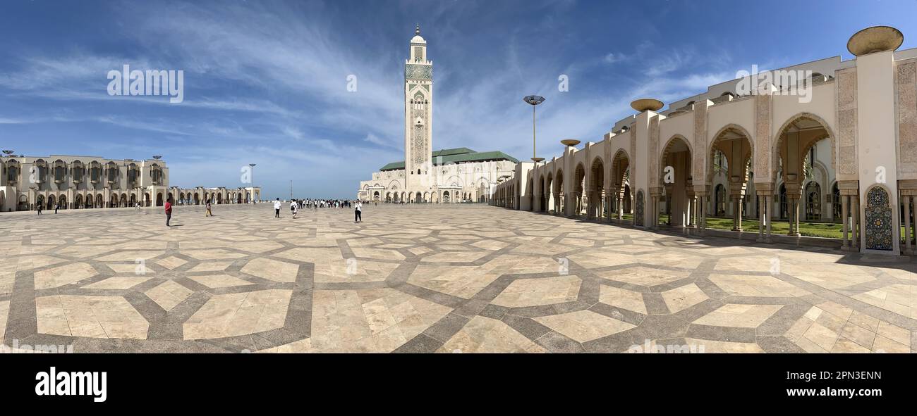 Casablanca : vue sur la mosquée Hassan II et son minaret, conçus par Michel Pinseau sous la direction du roi Hassan II, construits par des artisans marocains Banque D'Images