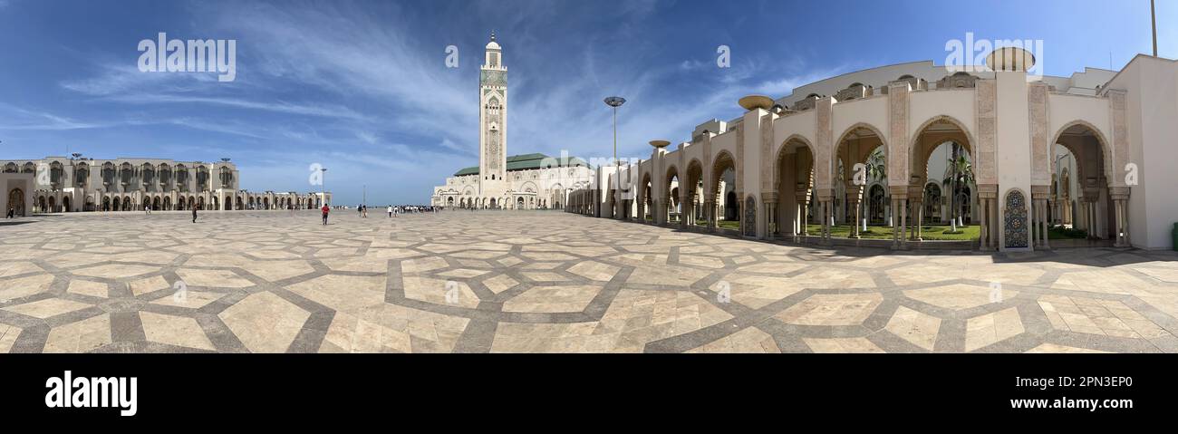 Casablanca : vue sur la mosquée Hassan II et son minaret, conçus par Michel Pinseau sous la direction du roi Hassan II, construits par des artisans marocains Banque D'Images